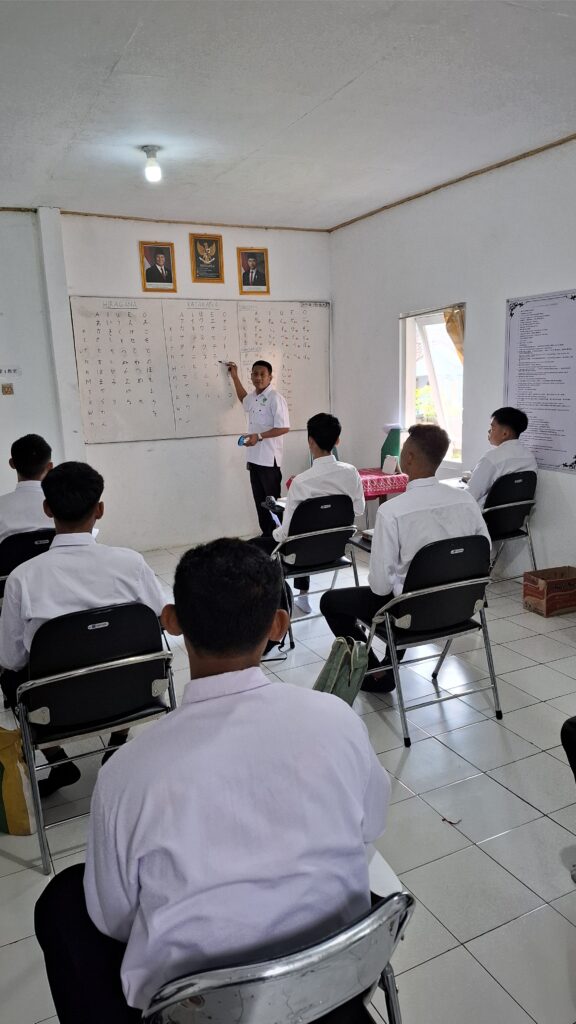 教室内での学習活動 KEGIATAN PEMBELAJARAN DI DALAM KELAS
