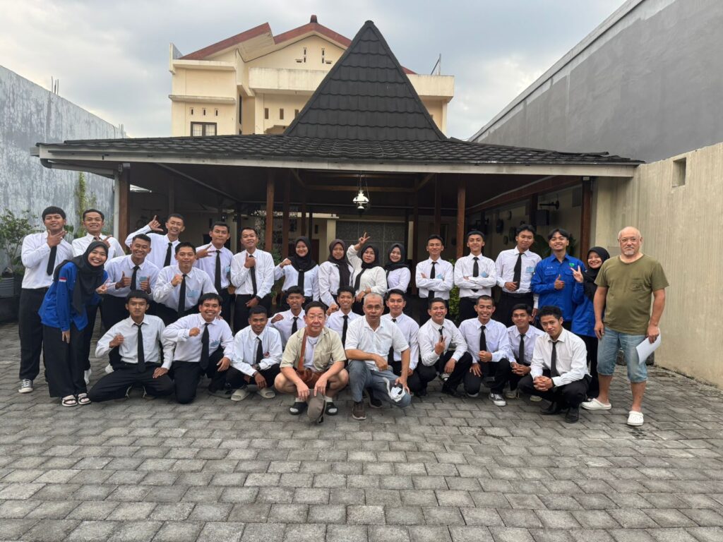日本企業の社長との記念写真 FOTO KENANGAN DENGAN SHACHO PERUSAHAAN JEPANG