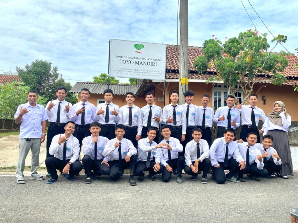 面接に合格した実習生と社長の写真 FOTO SISWA LOLOS MENSETSU BERSAMA SYACHOU